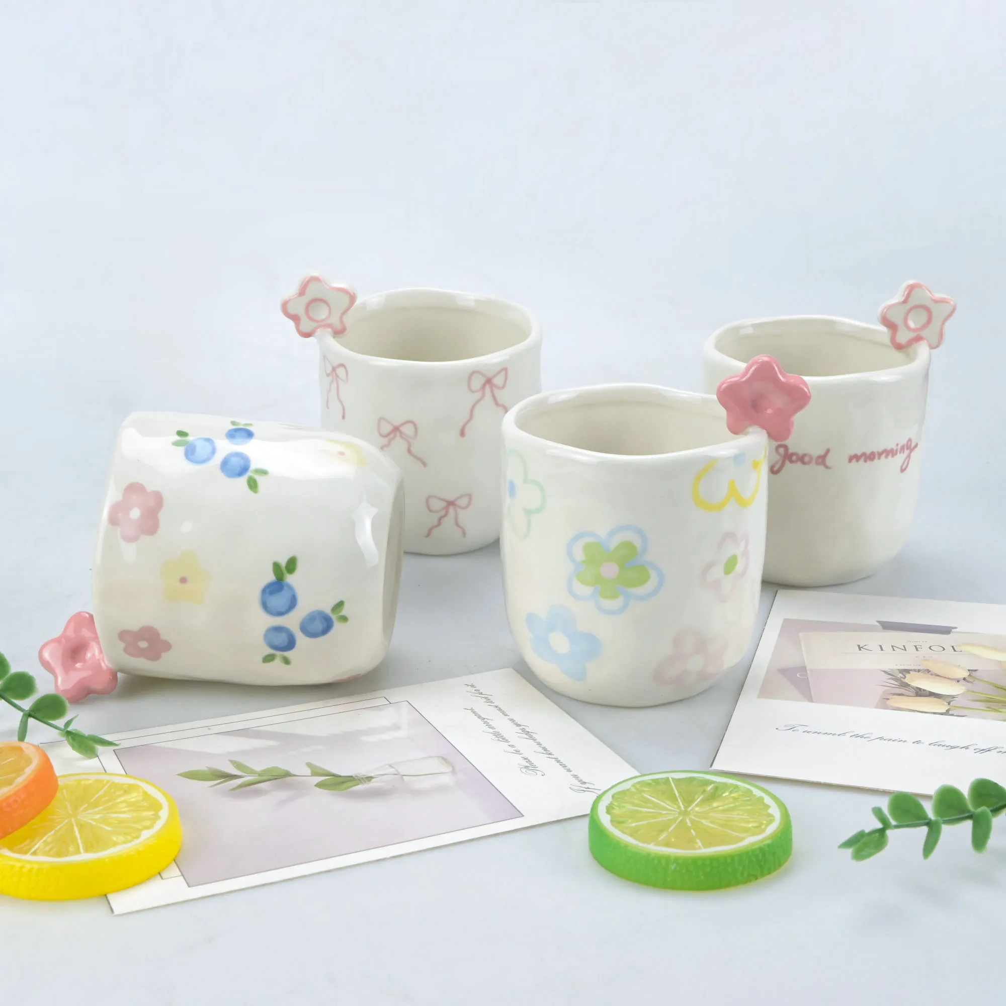 1 tasse à café en céramique irrégulière, motif floral mignon, nœud peint à la main, fleur aquarelle, effet froissé à la main