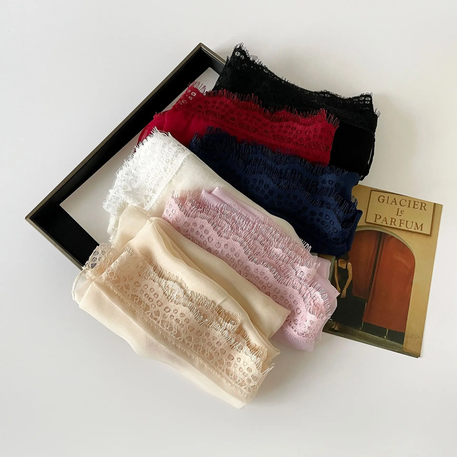 

Новинка 2025 года, однотонный модный универсальный шарф с кружевной строчкой, женская верхняя одежда, тонкий шелковый шарф с принтом, хиджаб, бандана