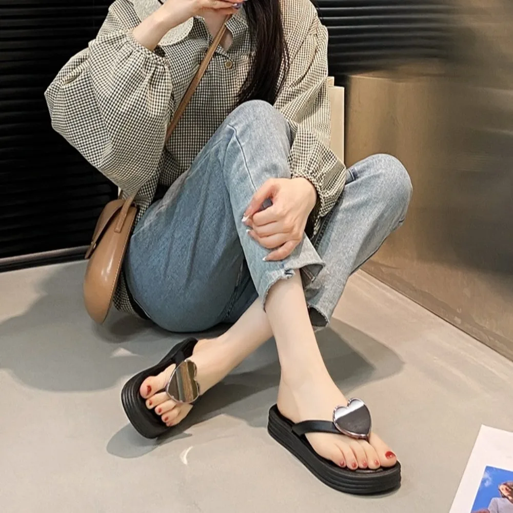 

Sweet Open-toe Metal Heart Slippers Soft Sole PVC Slippers for Women Non-Slip Beachwear Shoes Seaside Slides Sandals Holiday