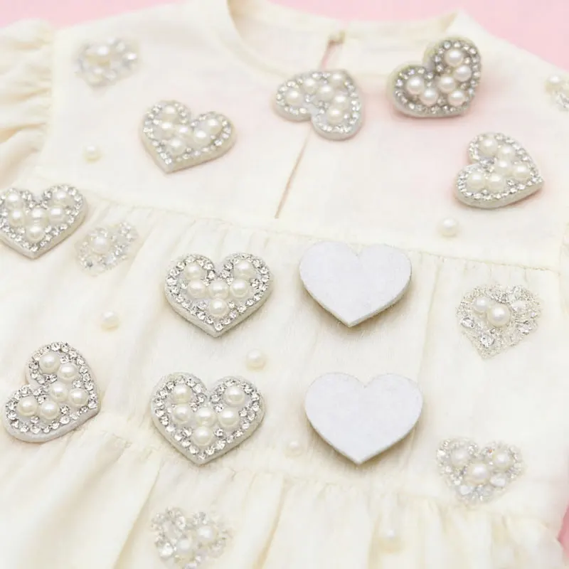 40 Stück weiße, aus Vliesstoff gefertigte Perlenherz-Strass-Aufnäher für DIY-Haarspangen, Kleidung, Hüte, Taschen, Dekorationen – Detail 2