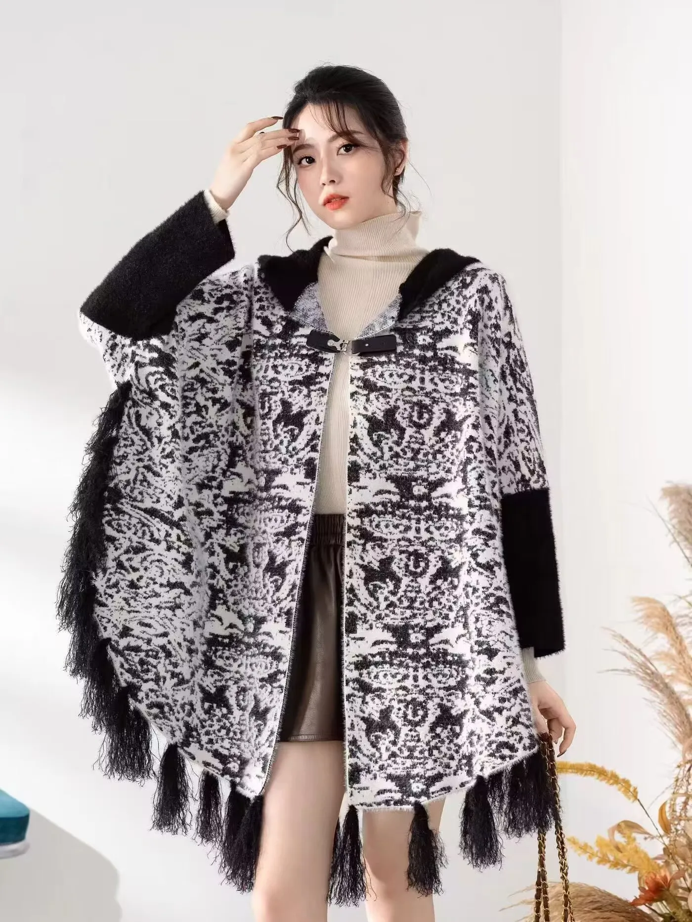 

Japan Korea 2024 Faux Mink Velvet Jacquard Cardigan Coat Winter Poncho Cloak Tassel Thick Women Autumn Bat Sleeves Cape With Hat