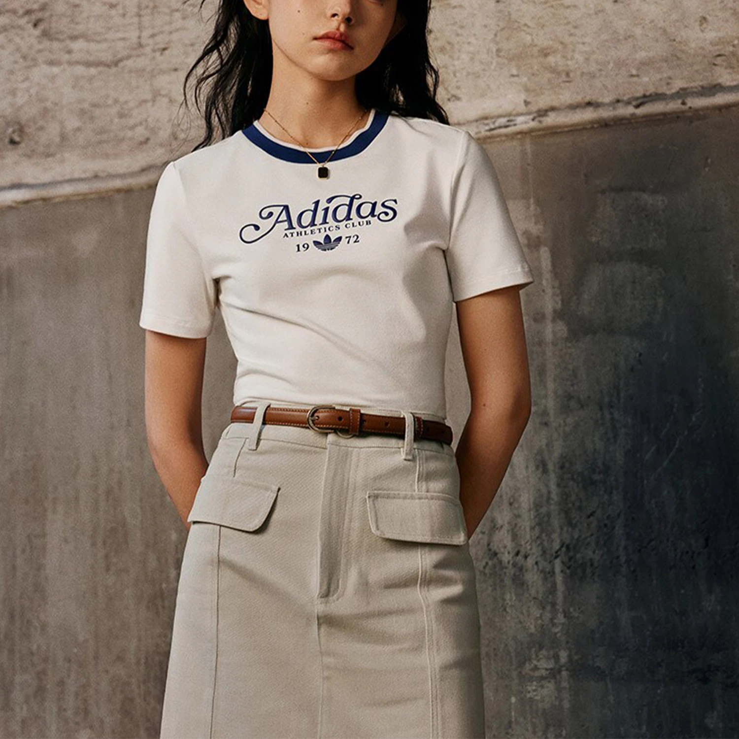 

Официальная женская короткая спортивная футболка Adidas Authentic Originals с круглым вырезом IX3532