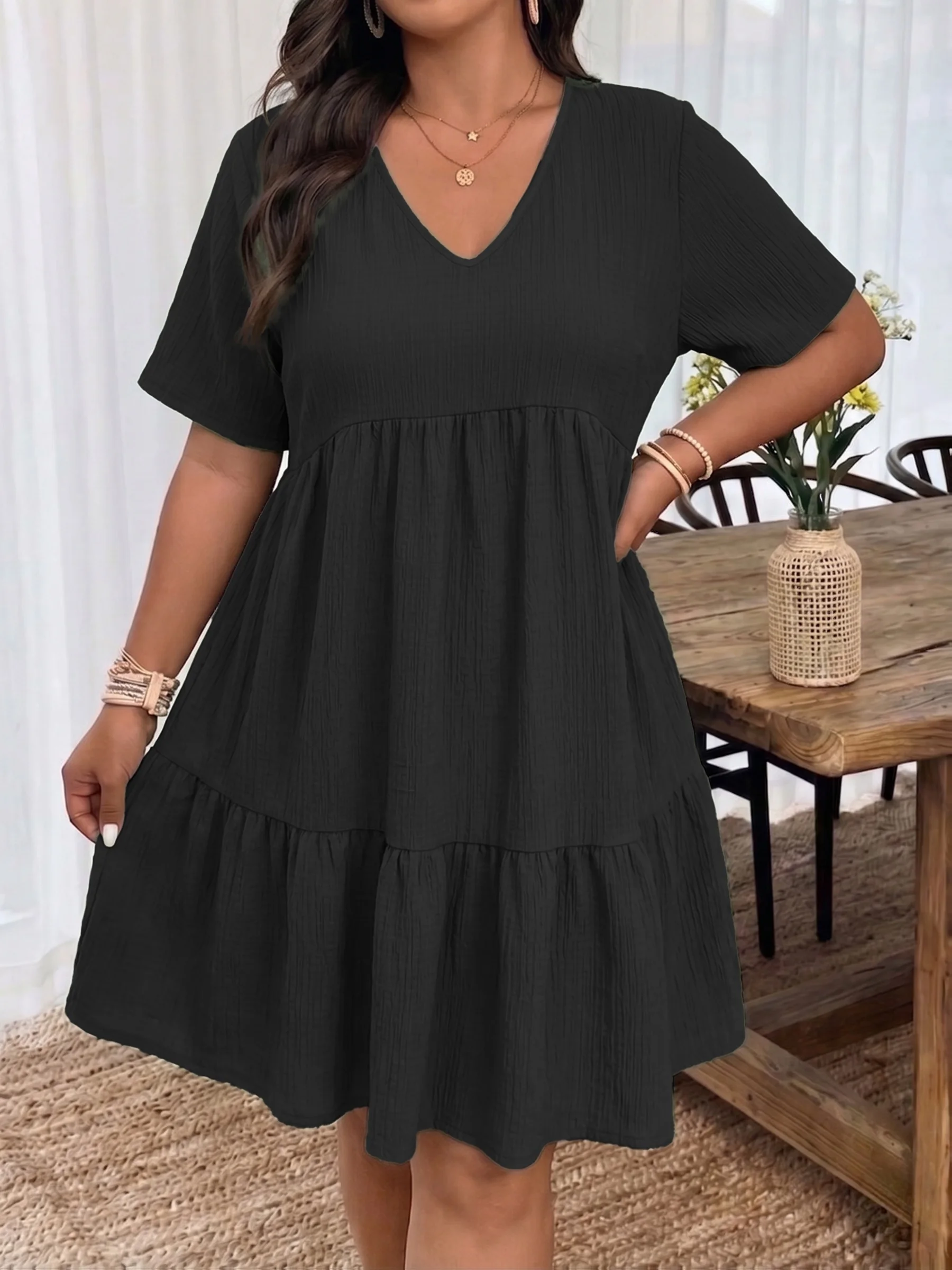 Stilvolles Plus-Size-Damenkleid mit V-Ausschnitt und Stufenrock für Alltagseleganz – Detail 4