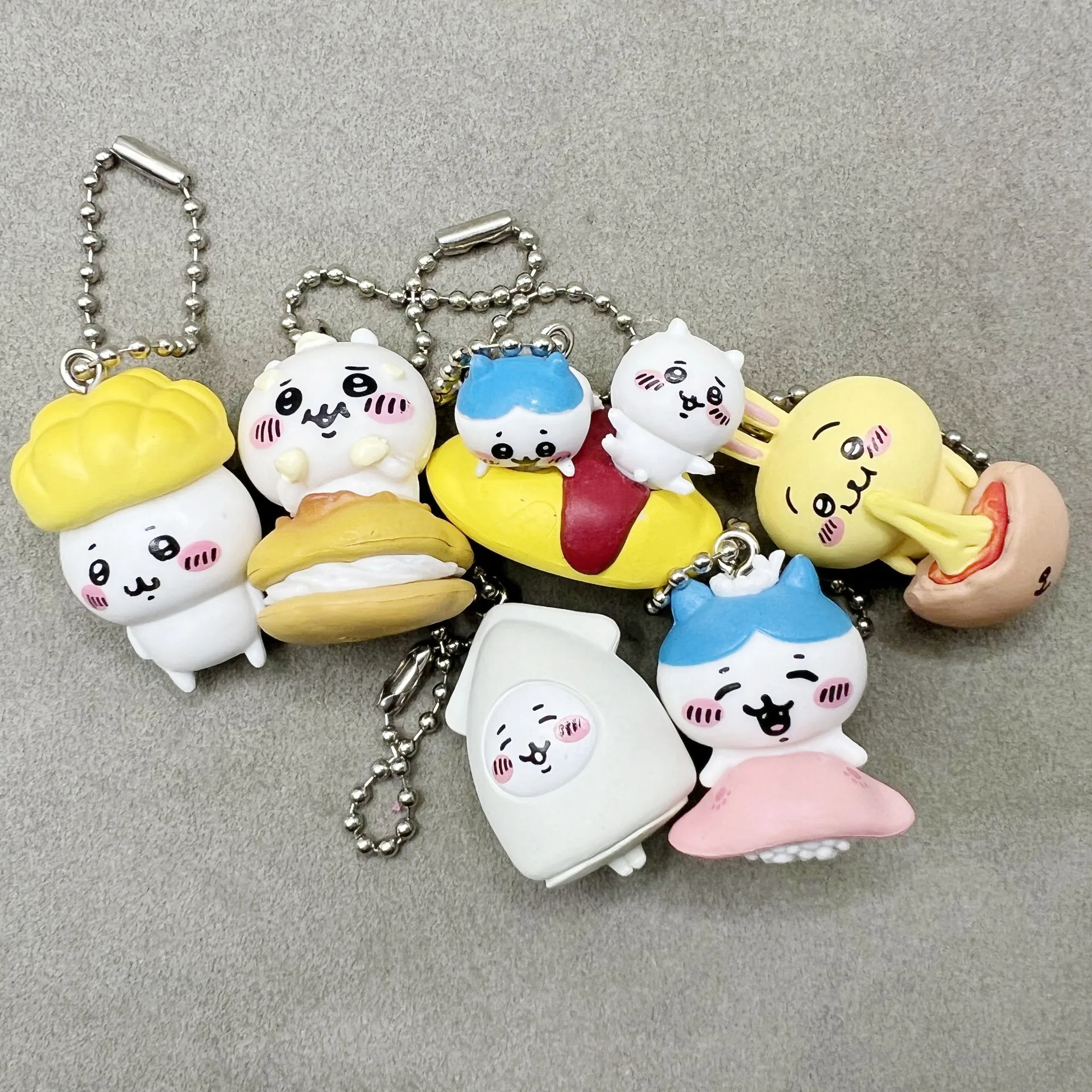 

Набор из шести милых ПВХ-кукол-брелоков Chiikawa: декоративные фигурки для сумок и молний, мультяшные персонажи Усаги, Хачиваре, Момонга. Коллекционный подарок.