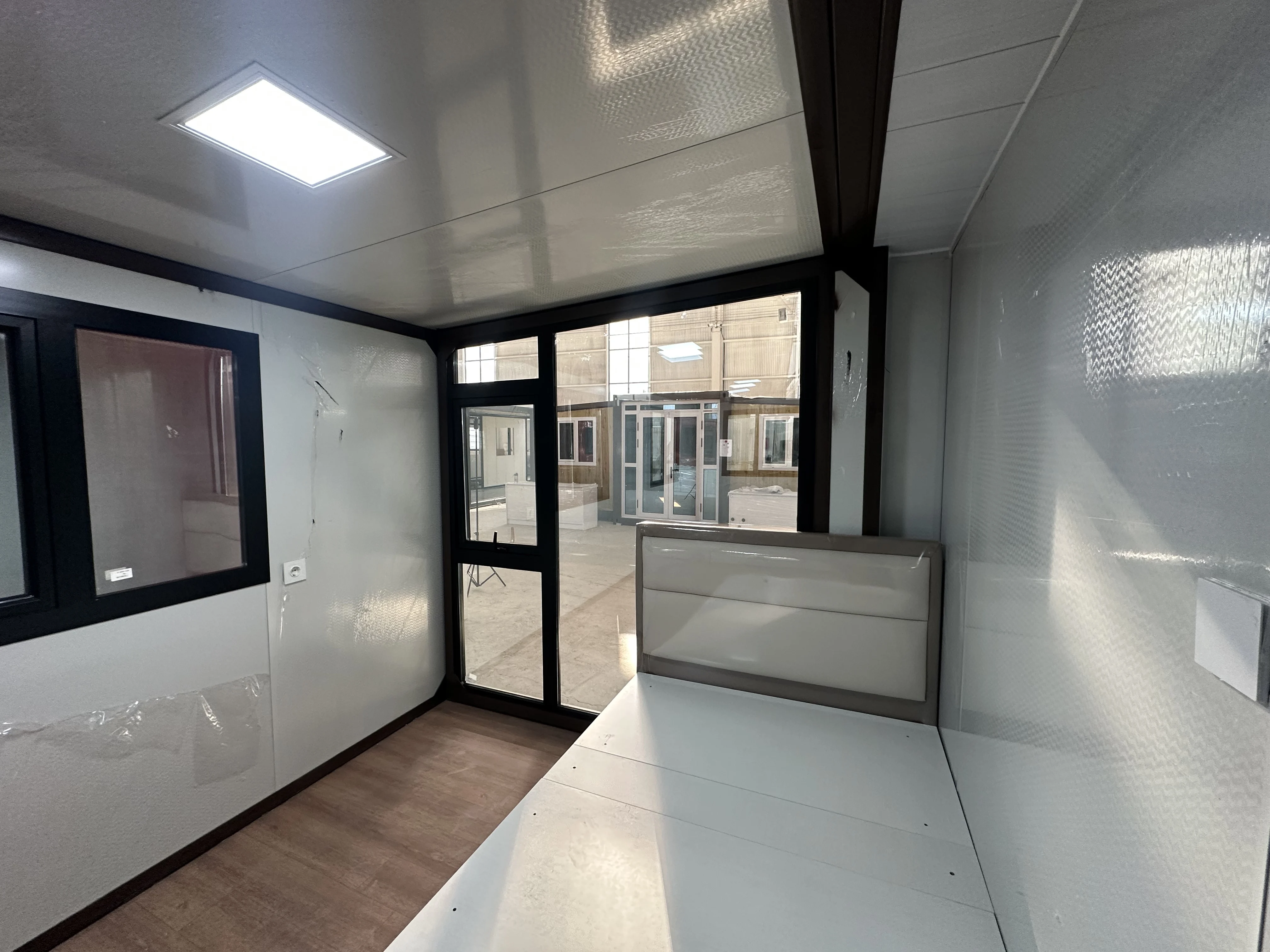 Container House Expandable Design 20ft 40ft Modular Prefab Home with Electrical System Bathroom and Full Furnishings