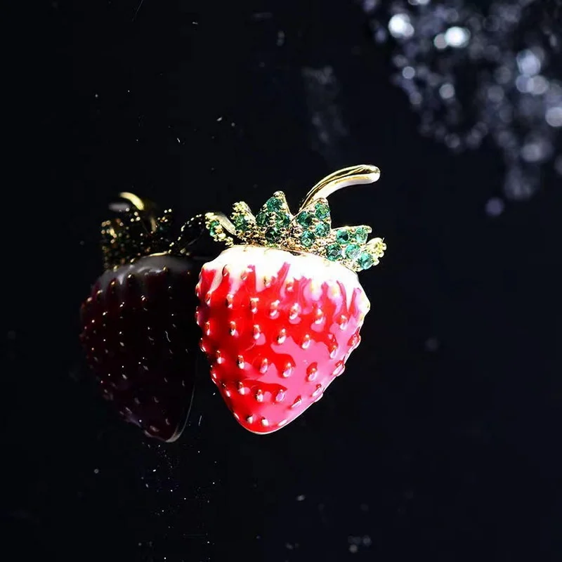 Sweet Red Strawberries Fruit Brooch Pins for Women Girls Fashion Grape Crystal Enamel Wedding Party Coat Dress Jewelry Gifts