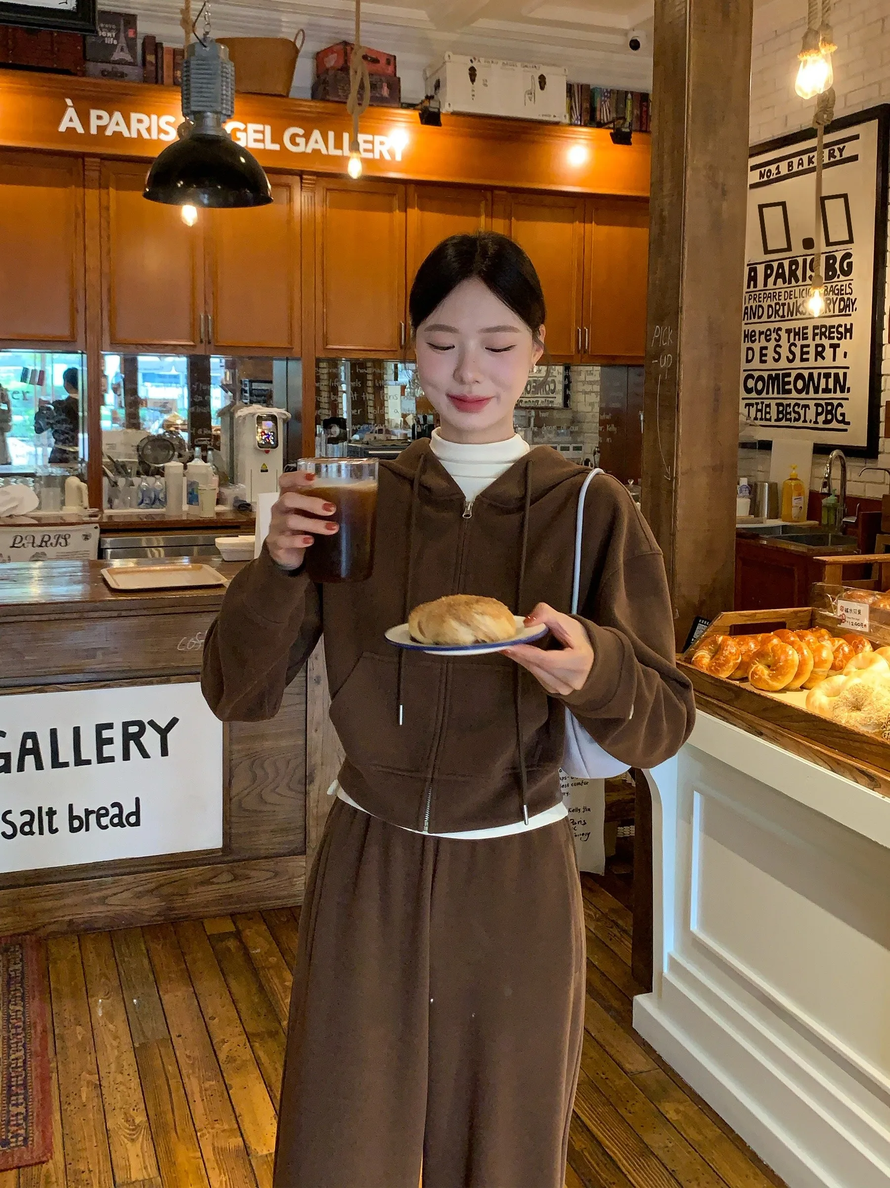 

Повседневный комплект из худи и брюк с широкими штанинами, с крупным цветочным принтом, из двух предметов, для женщин, зимняя коллекция, с высокой талией, на молнии