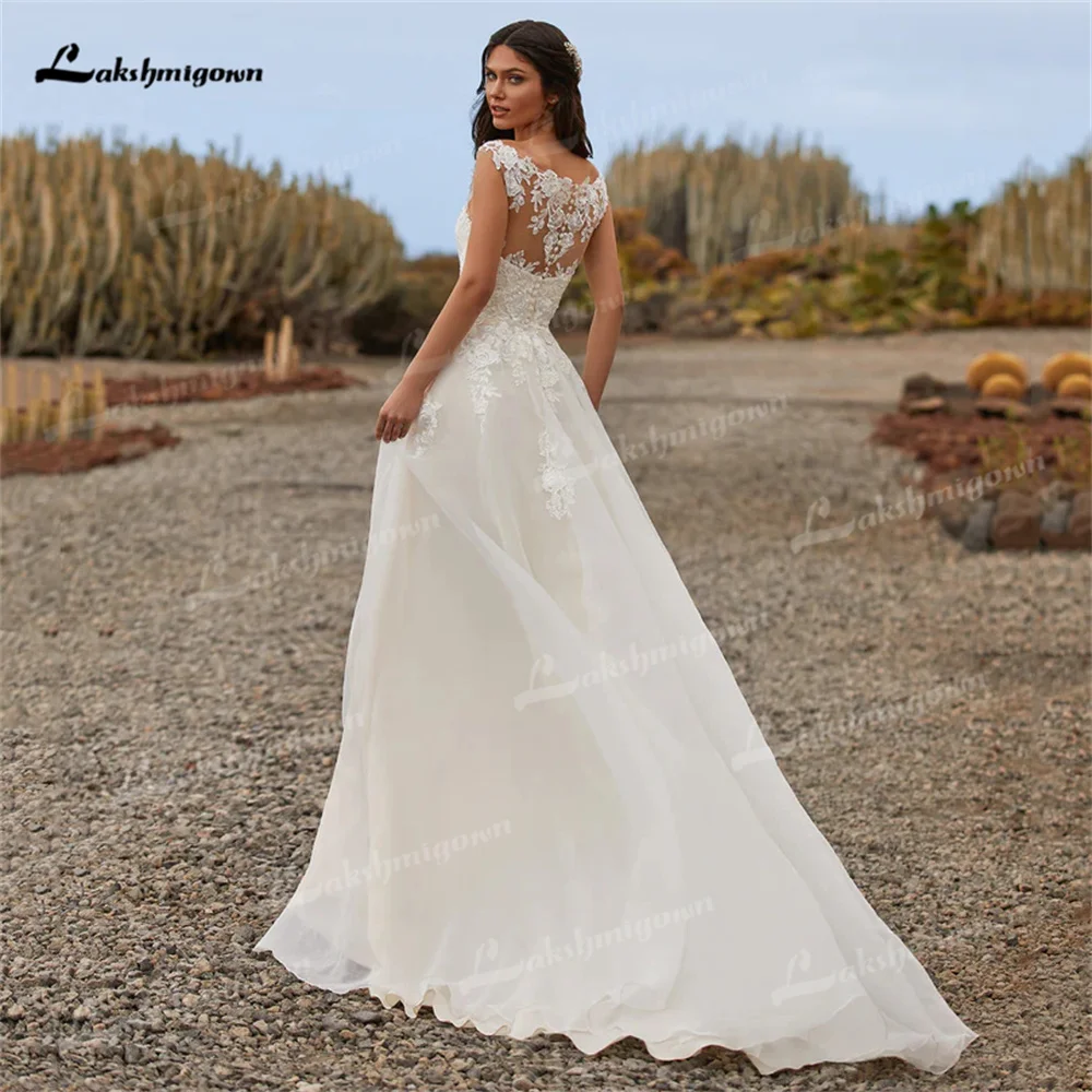 Elegante vestido de novia de tul con apliques de encaje, línea A, cuello en V con botón, tren de barrido escalonado, fruncido