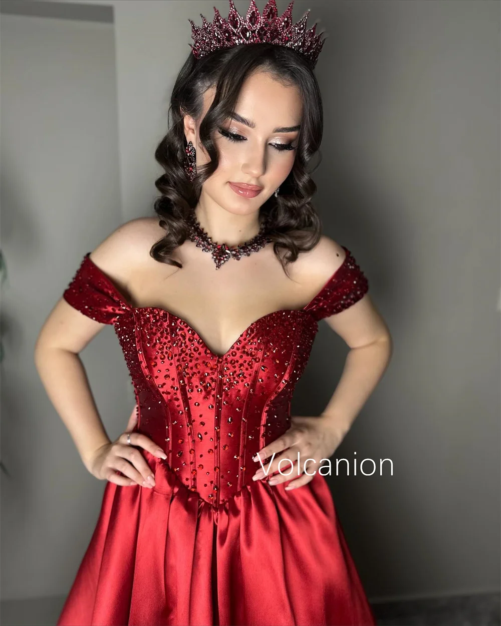 カスタマイズされたクラシックなシャルムーズプリーツティアードAラインオフショルダーロングドレスキンセアニェーラオーダーメイド特別な機会フォーマル