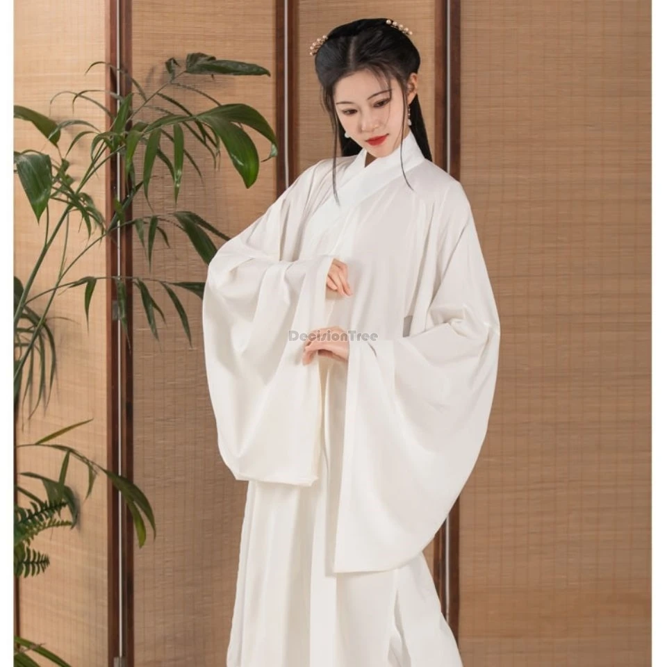 

2025 год, китайская одежда в стиле династии Сун: свободный крой, воротник-халат, широкие рукава, на шнуровке, внутренняя одежда ханьфу.