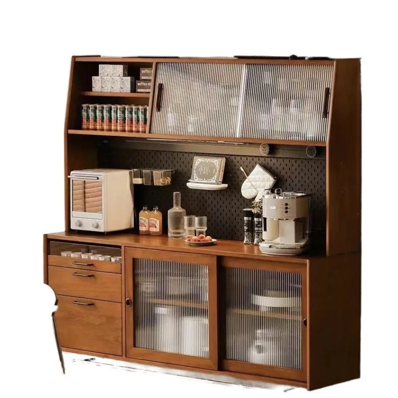 Armário de madeira maciça