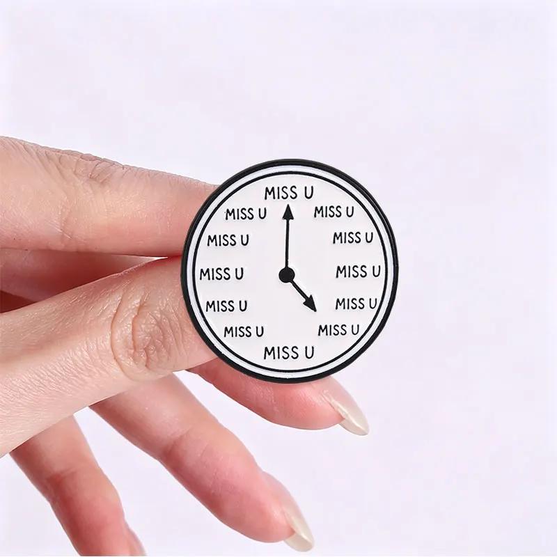 Ich vermisse dich in jedem Moment Emaille-Abzeichen Miss U Zifferblatt-Design Legierungs-Pin-Brosche Schmuckgeschenke für Fernbeziehungen – Detail 8