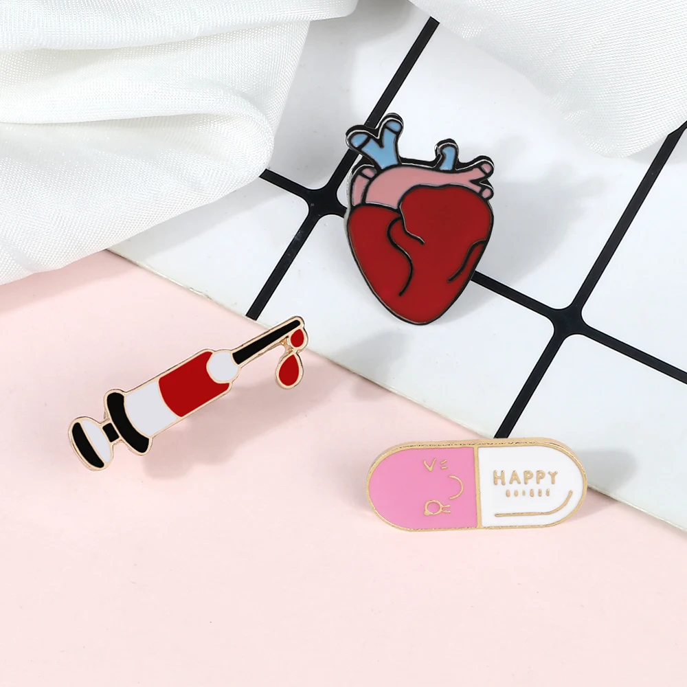 Fashion Medical Enamel Pins Cartoon Heart Medicine Pill Needle Brooch for Doctor Badge Shirt Bag Lapel Pin Jewelry Gift Souvenir