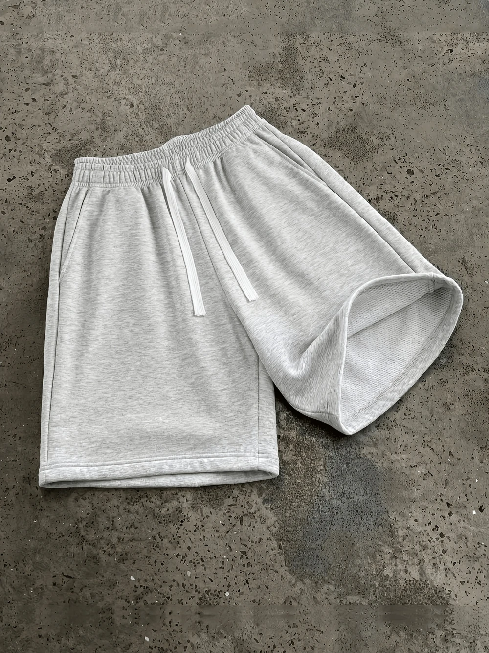 Shorts casuais esportivos masculinos, comprimento cinco quartos, com bolsos laterais e cintura elástica ajustável com cordão.