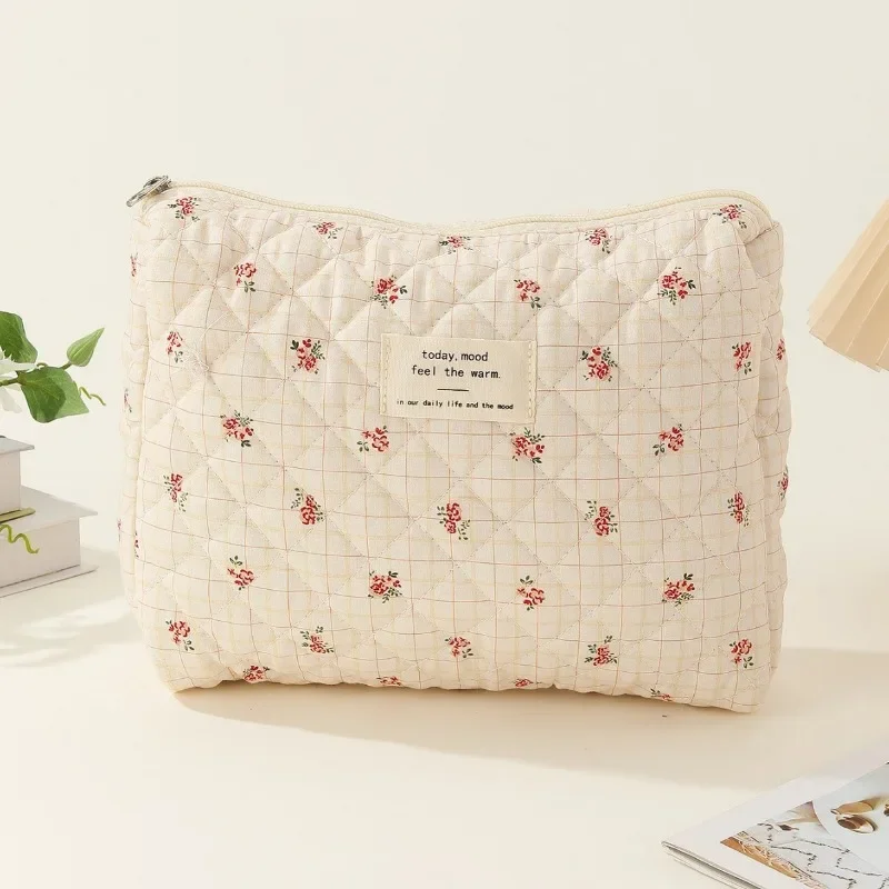 New Vintage Flower Cosmetic Storage Bag Ladies Portable Makeup Lipstick Key Pouch Handbag Rose Pattern Quilting Make Up Bags