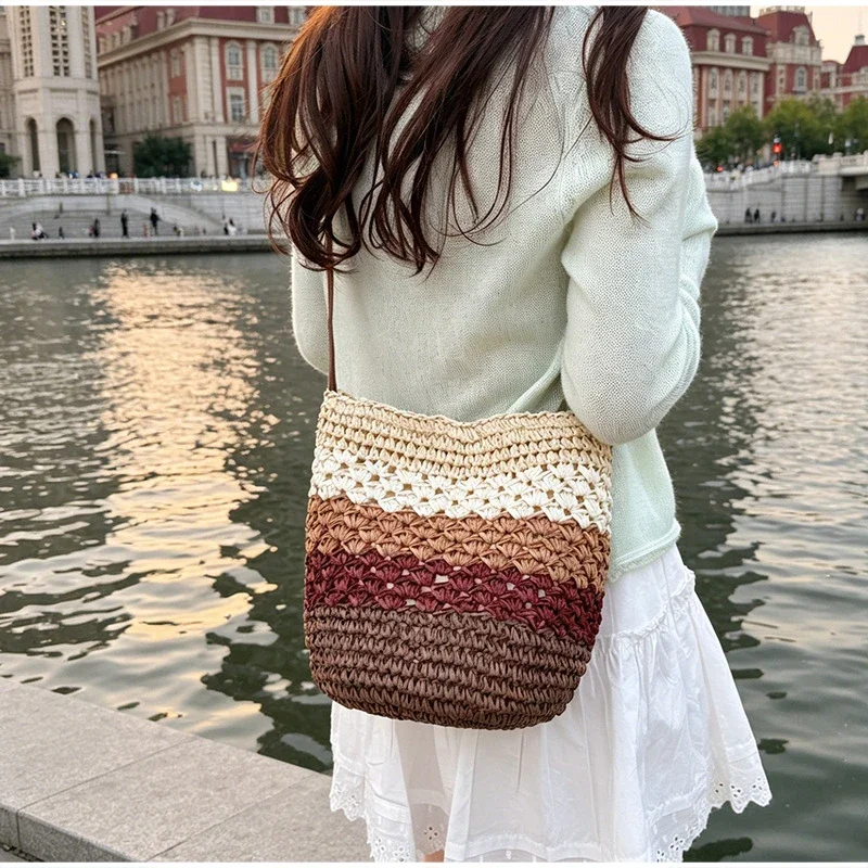 Gestreifte Colorblock-Strohtasche zum Umhängen, handgefertigte Bucket Bag für den Strandurlaub, Damen Sommer Casual Handtasche mit Farbkontrast – Detail 11