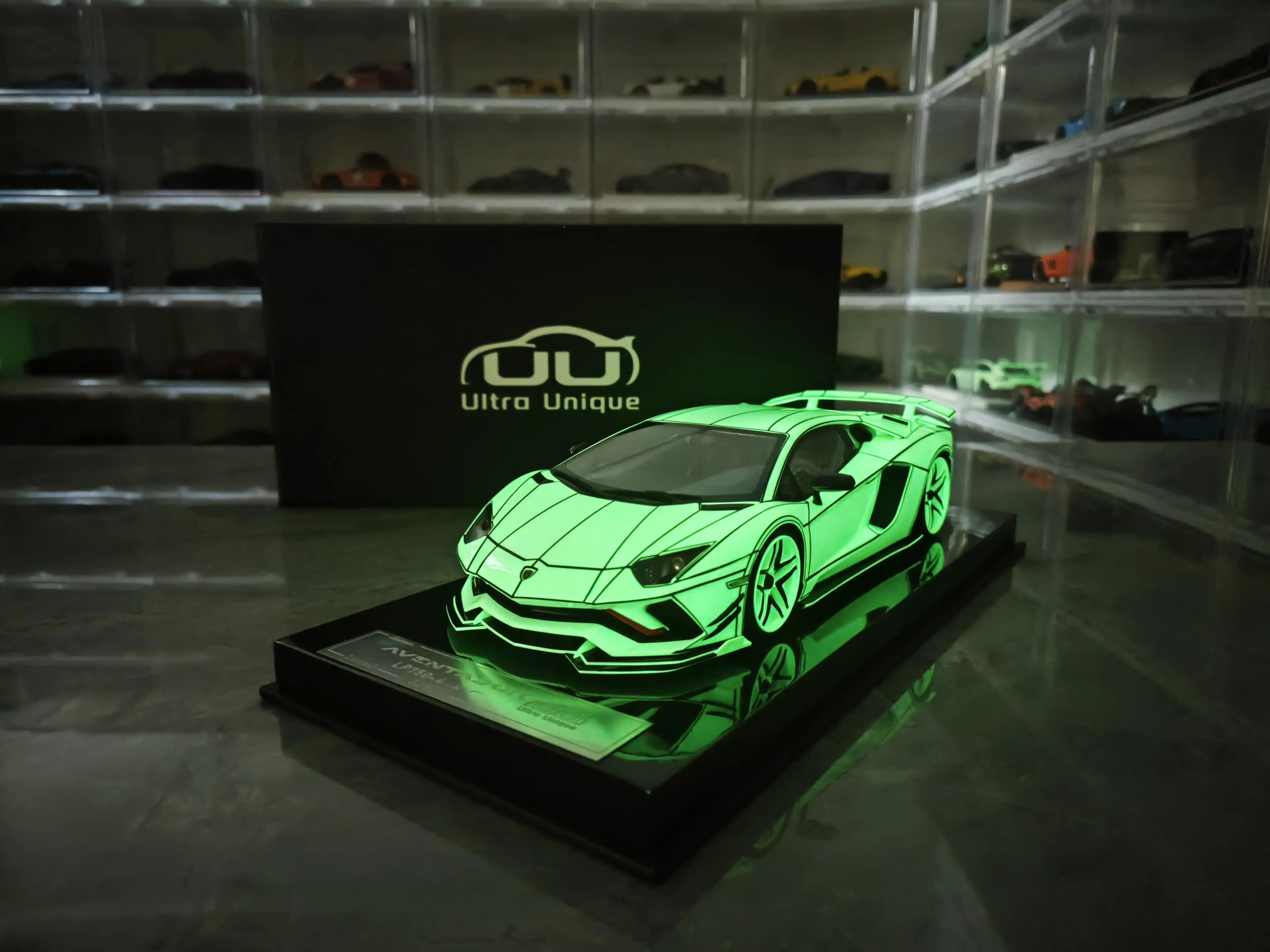 UU 1:18 Aventador LP750-4 SV Luminous Edition Simulation Limited Edition Resin Metal Static Car Model Toy Gift