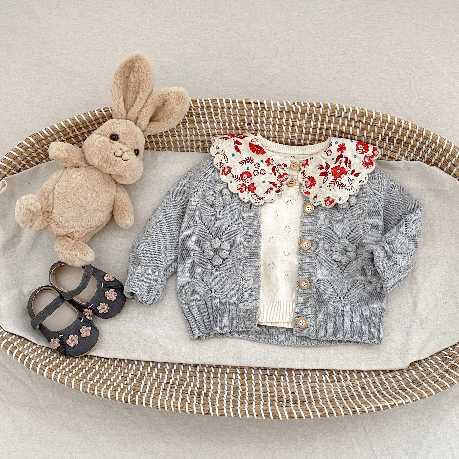 

Girls Coat 2025 Spring Autumn New Baby Girl Carved Hand Hook Ball Knitted Sweater Coat Versatile Cardigan