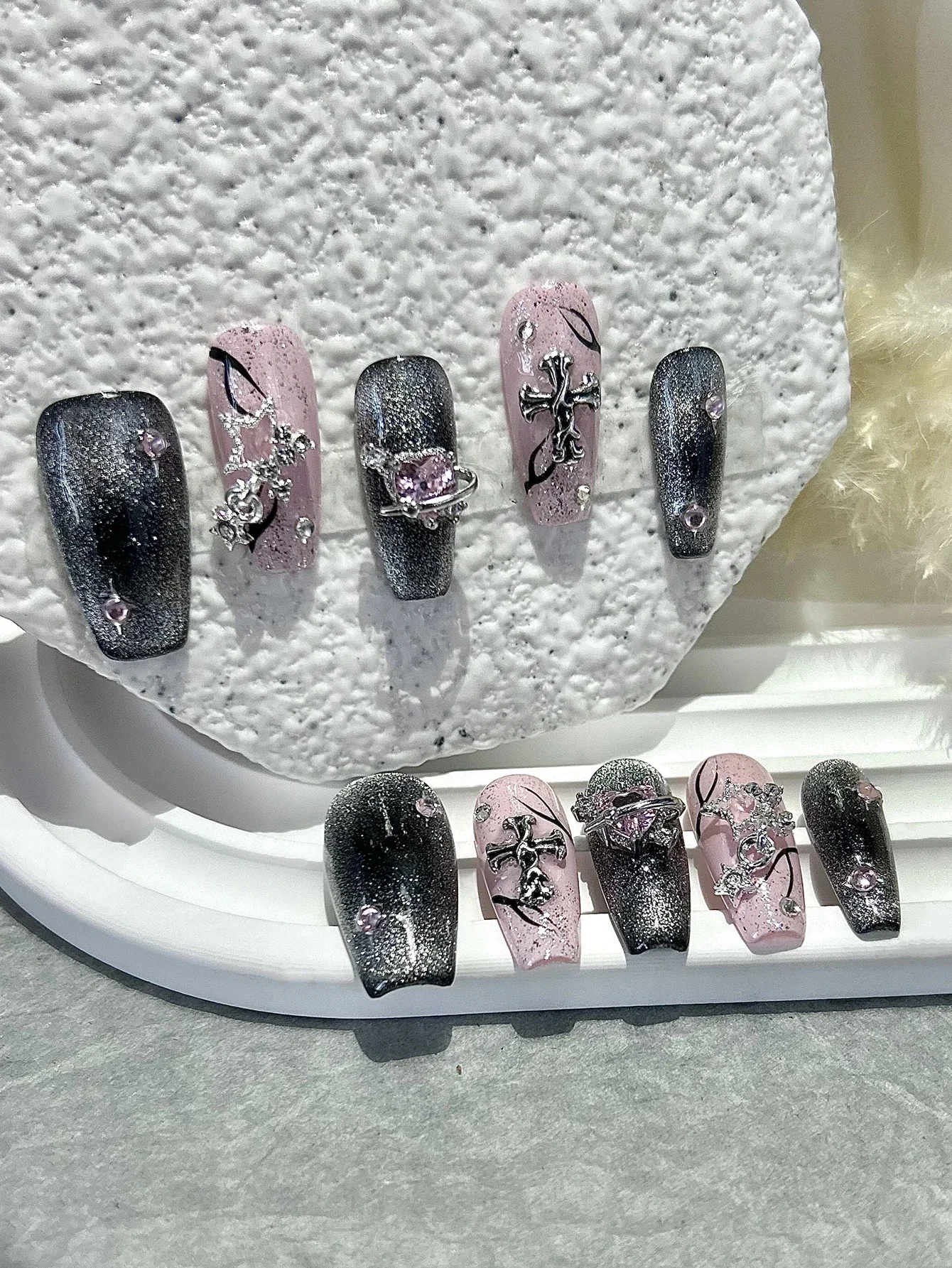 Press On Nails Handmade Glittery Pink Diamonds Surrounded Love Hearts Flames Cat Eye Fake Nail Patches Removable