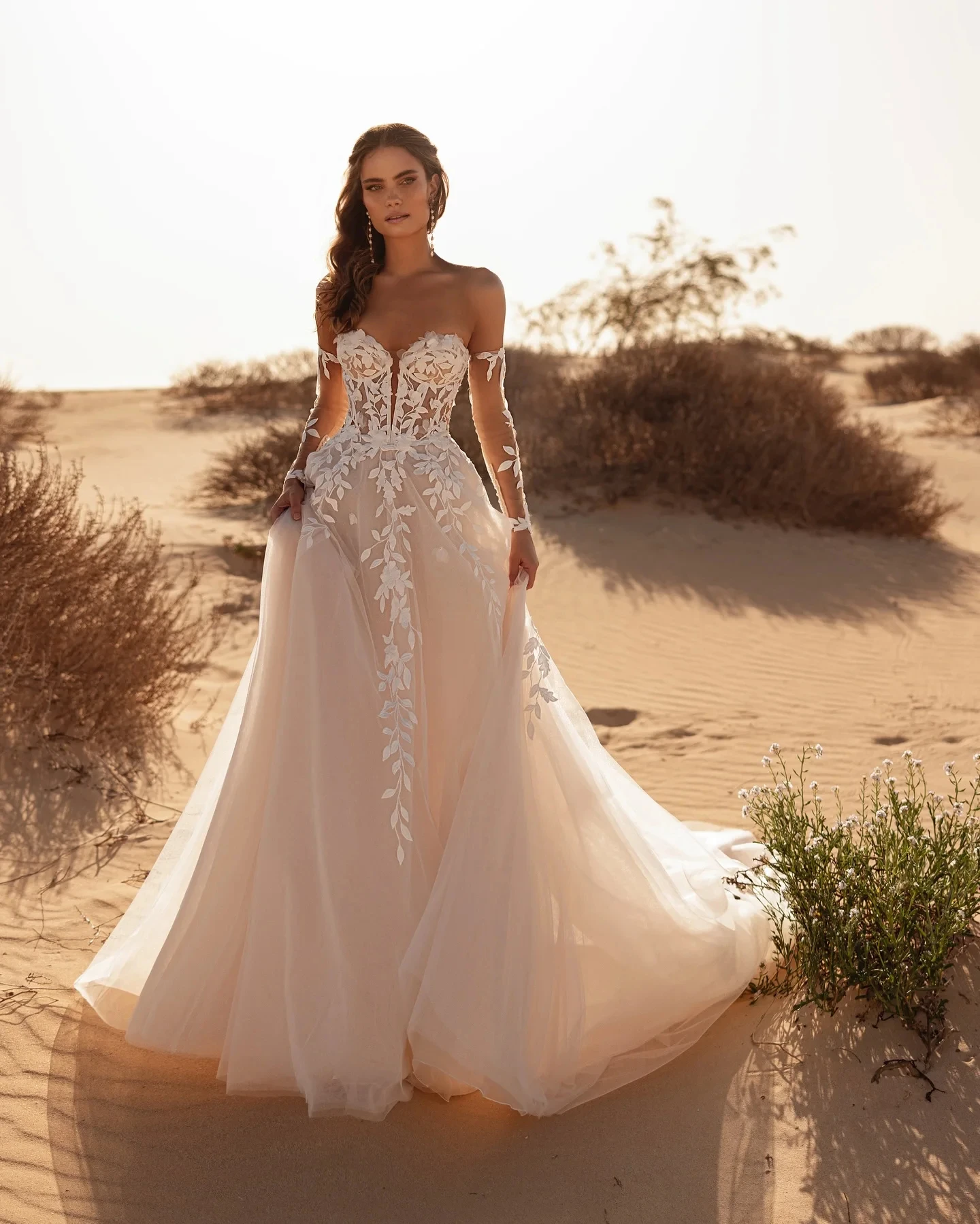 

Women's Strapless Lace Wedding Dresses for Bride Lace Appliques A Line Beach Wedding Gown