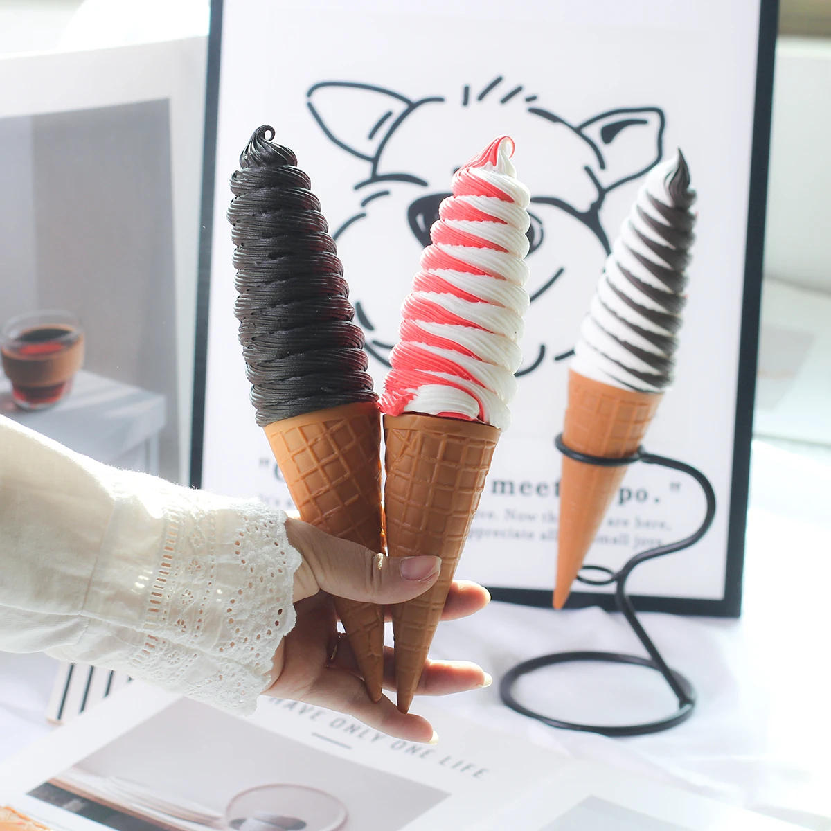 1PCS Simulation of a Pointed Ice Cream Cone with a Two-Color Pure Color Ice Cream Model Party Decoration Home Decoration Ice Cre