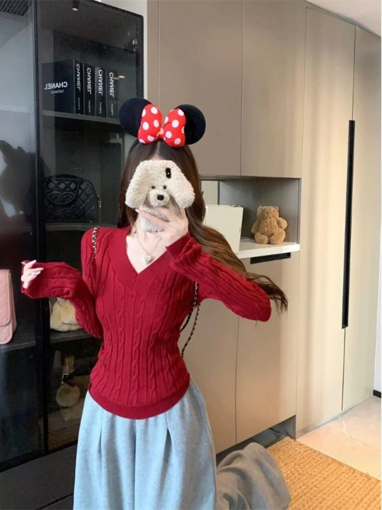 

Красный вязаный свитер с V-образным вырезом, облегающий, для ношения под одеждой, весна 2026, женская мода, корейский стиль, новогодний топ с утяжкой на талии