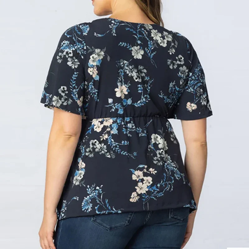 เสื้อผู้หญิงไซส์ใหญ่ ลายดอกไม้ แขนสั้น คอวี ผูกโบว์ ทรงหลวม สไตล์ลำลอง สำหรับฤดูร้อน รุ่นใหม่ ปี 2025