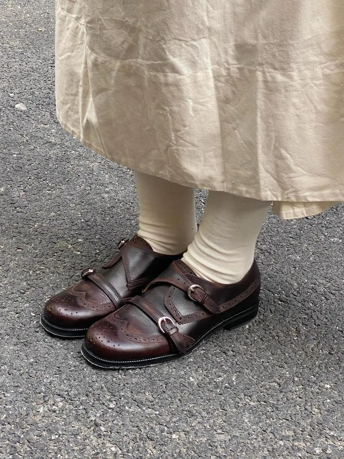 

Leather Shoes Commuter Style Carved Floral Men Women Business British Style Three Buckle Slip-On Casual Leather Shoes