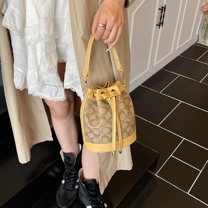 

Fashionable Trendy Letter Logo Crossbody Bag for Women High-End with Large Capacity Solid Color Paris Chic