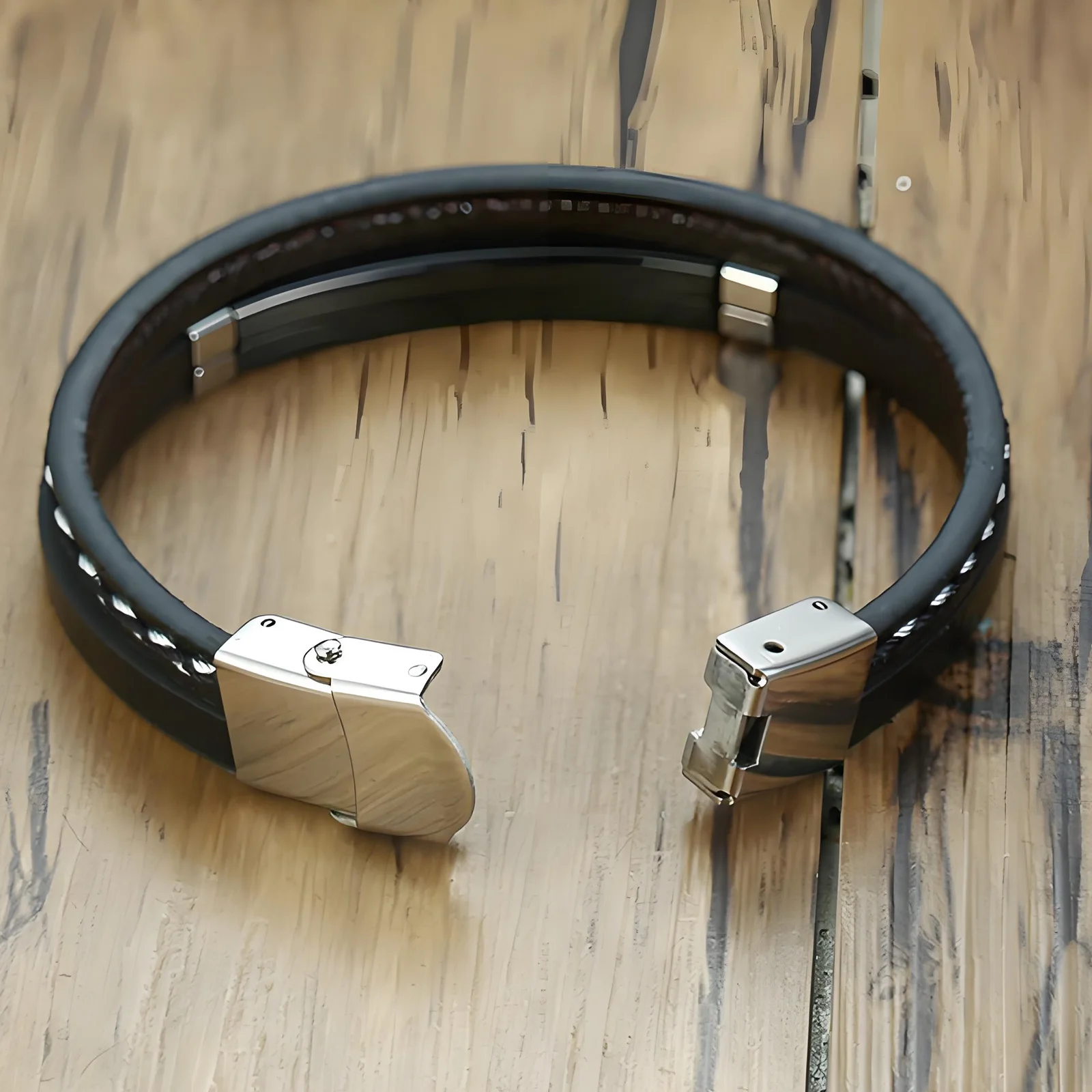 سوار من جلد البولي يوريثان المضفر بطبقة مزدوجة مع لوحة منحنية من الفولاذ المقاوم للصدأ يمكن أن تفتح هدية مجوهرات عصرية