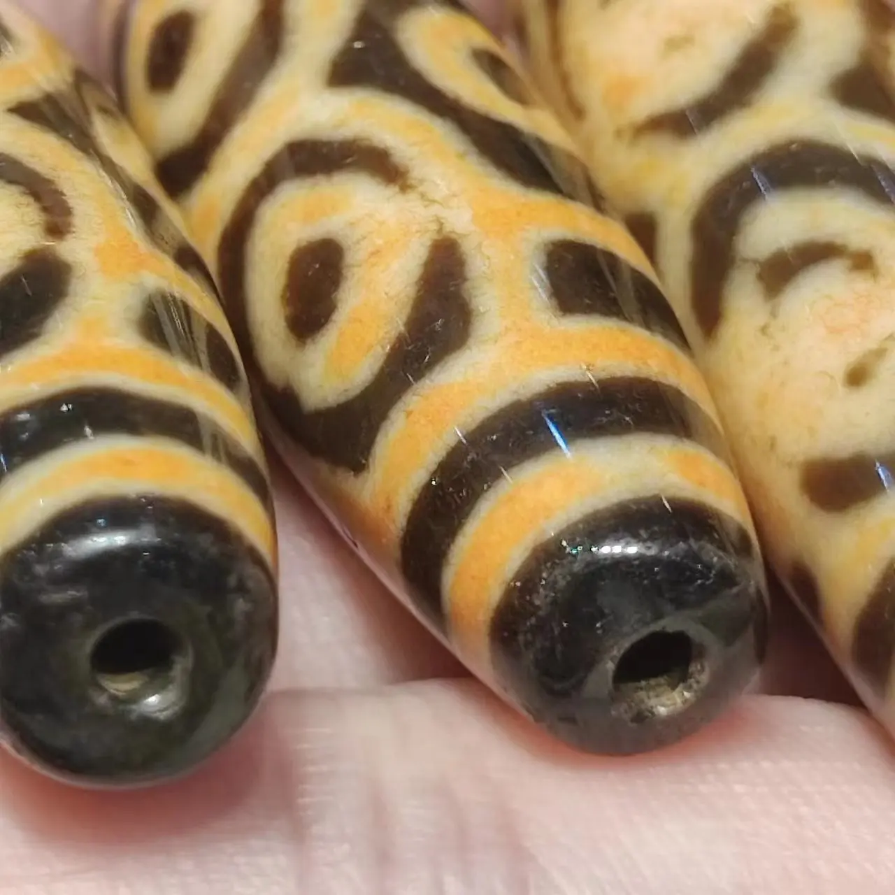 1pcs/lot natural dragon six-eye pattern old onyx dzi Yellow teeth Weathering lines Accessories jewelry rare amulet beads taki