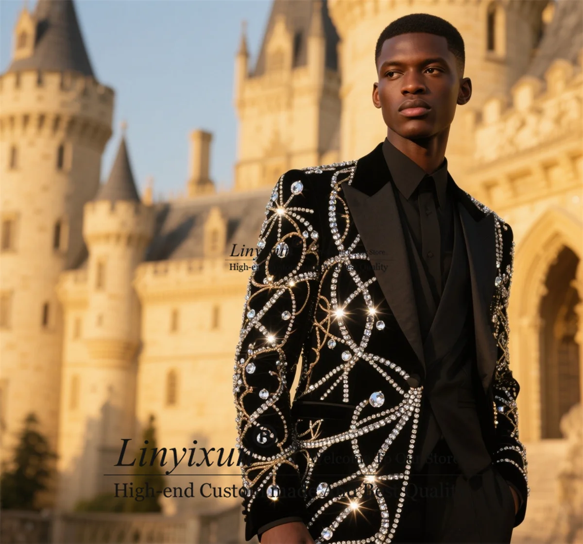 

Luxury Metal Embellished Crystals Men Suits Peaked Lapel Groom Tuxedos 3 Pieces Sets Party Prom Blazer Customized Costume Homme
