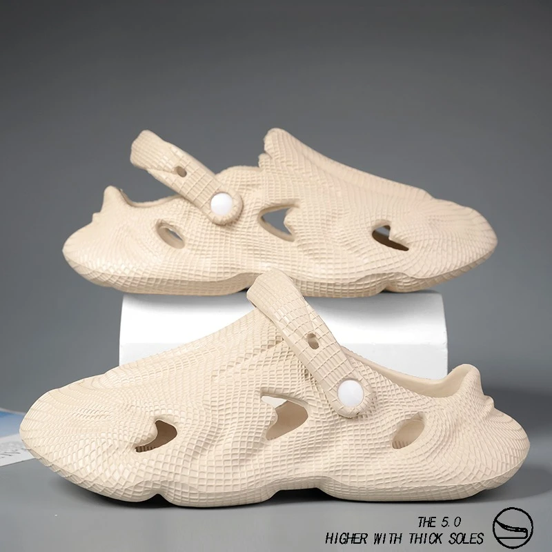 Nouvelles sandales sabots d'été pour hommes, pantoufles de plage d'extérieur à semelle souple, chaussures de jardin antidérapantes en EVA, chaussures à trous ajourés tendance
