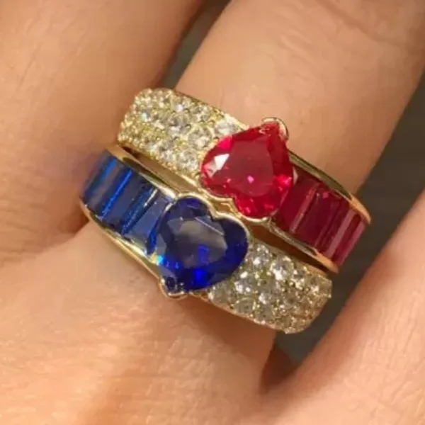 Exquisiter Eingelegter Weiß-Blau-Roter CZ-Herz-Damenring Trendiger Goldfarbener Geometrischer Alltags- und Party-Schmuck Jubiläumsgeschenk