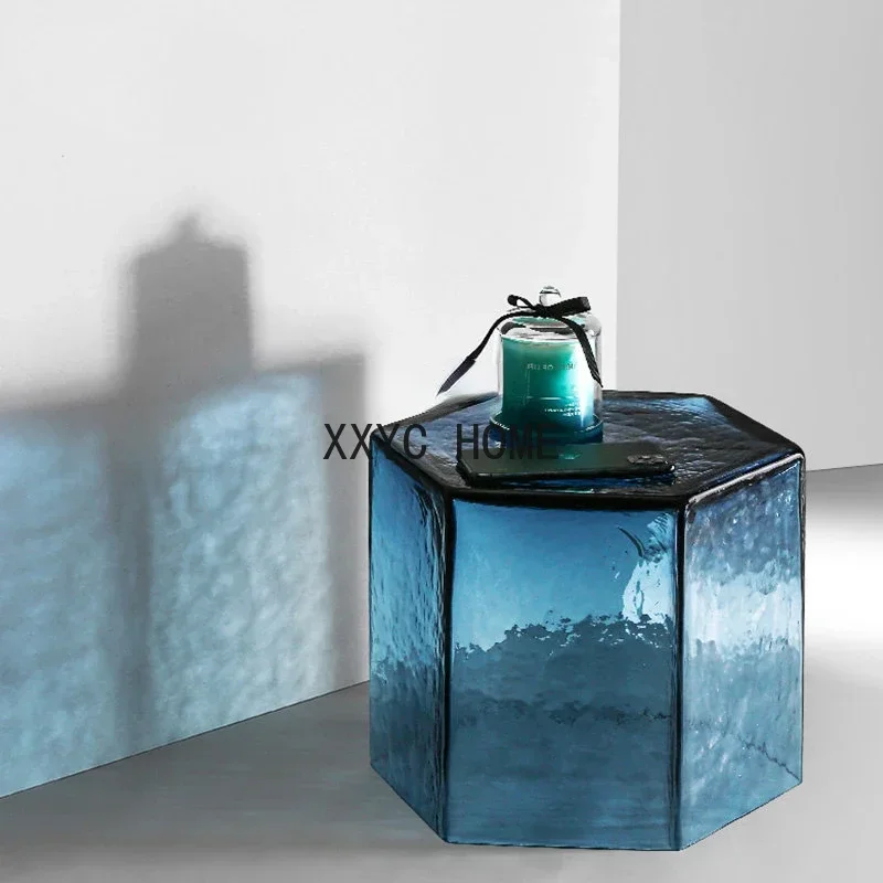 

Преугольный светлый роскошный журнальный столик для гостиной, цветной креативный стеклянный приставной столик, простой современный и уникальный комбинированный чайный столик