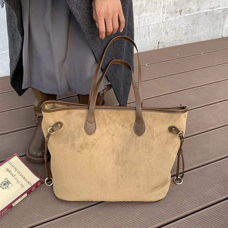 

High-End Ladies Tote Bag Crafted From Fine Leather Featuring High-End Quality And Famous Commuter Look​