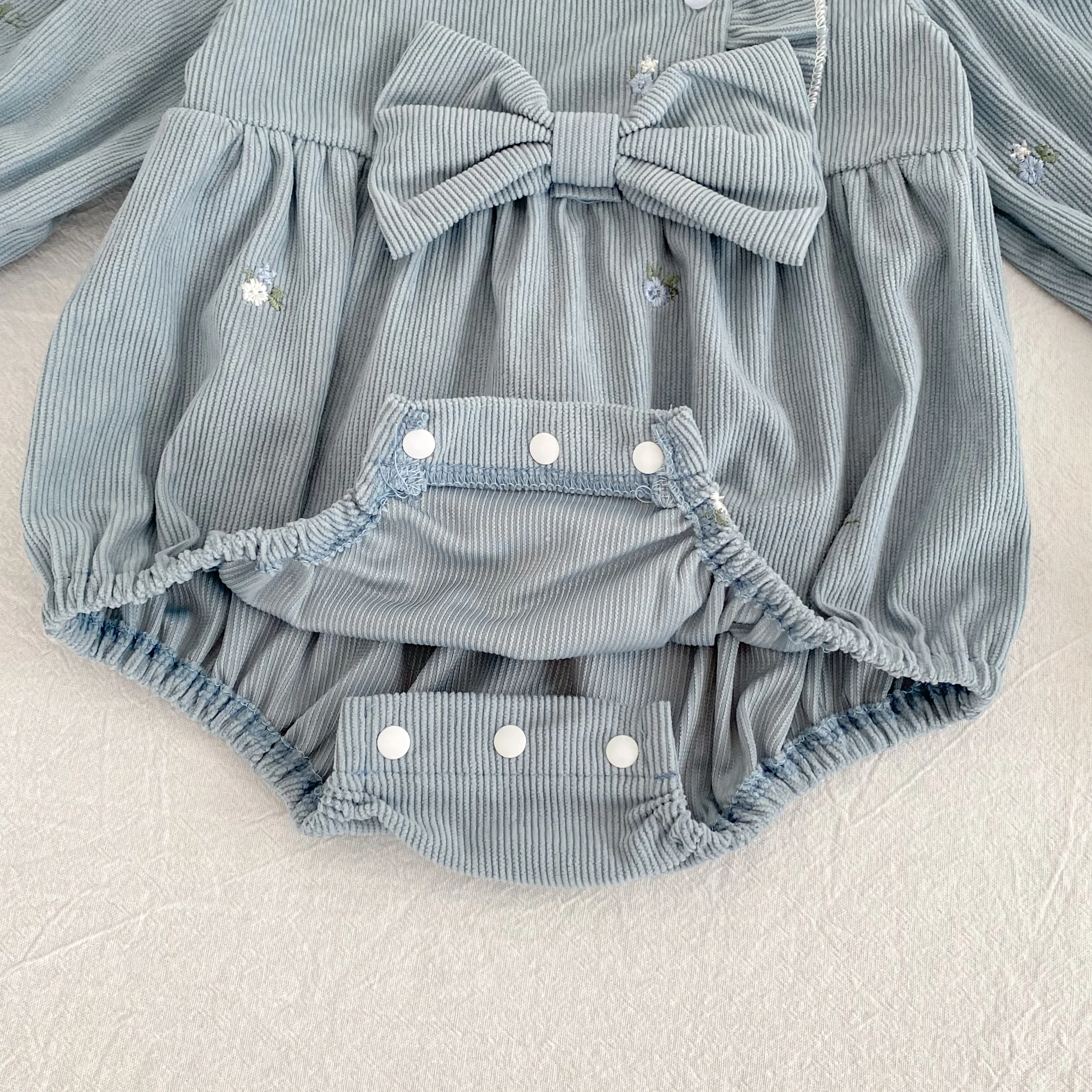 Baby-Strampler aus Cord mit langen Ärmeln, Blumenstickerei, großer Schleife und Rüschenbesatz, Neugeborenen-Bodysuit, Herbst-Babykleidung, 0-24 Monate – Detail 12