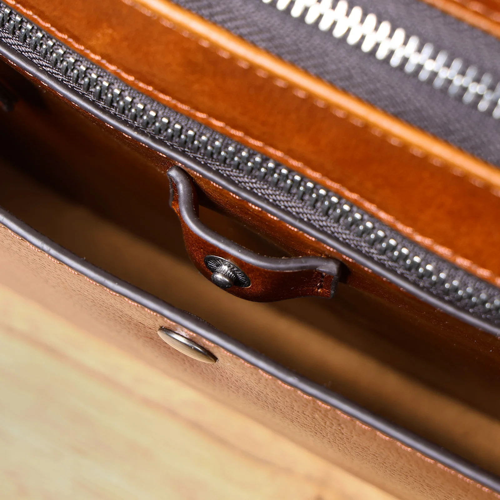 Vintage-Hüfttasche aus hochwertigem Rindsleder, lässige Schultertasche für Herren, multifunktionale Motorrad-Brusttasche aus echtem Leder – Detail 14