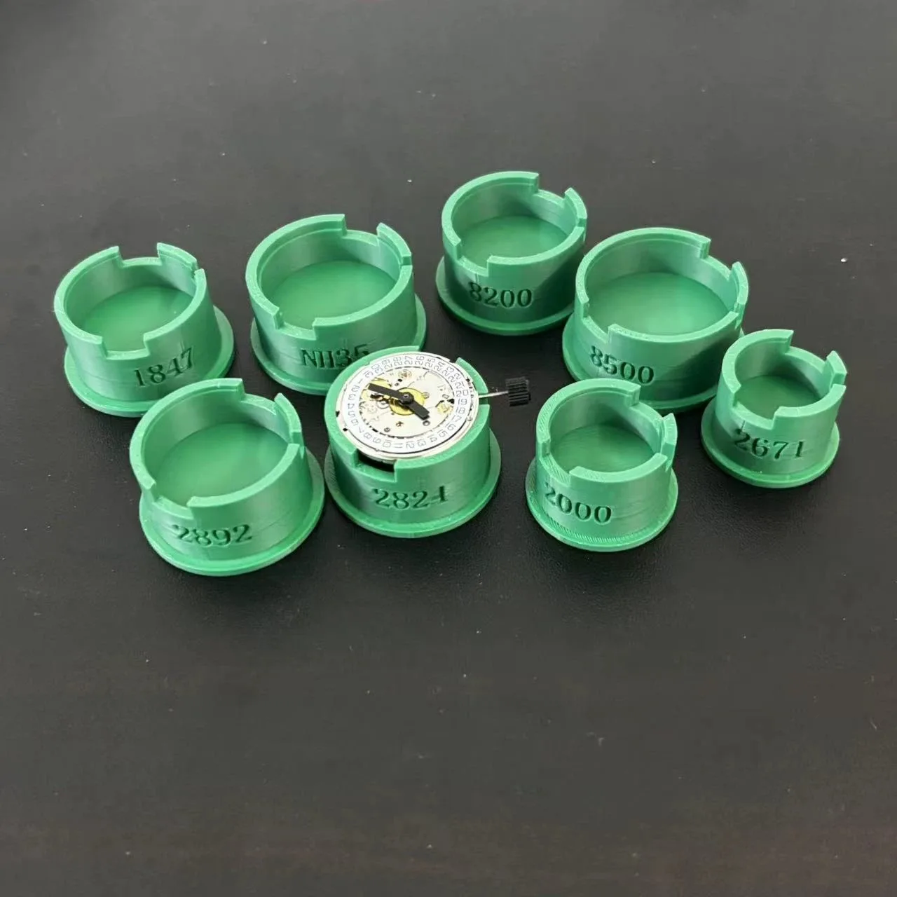 8-teiliges Set, 3D-gedruckter Kunststoffhalter für mechanische Uhrwerke der Modelle 2824/2892/NH35/1847, zur Wartung der Uhrwerk-Basis. – Detail 2