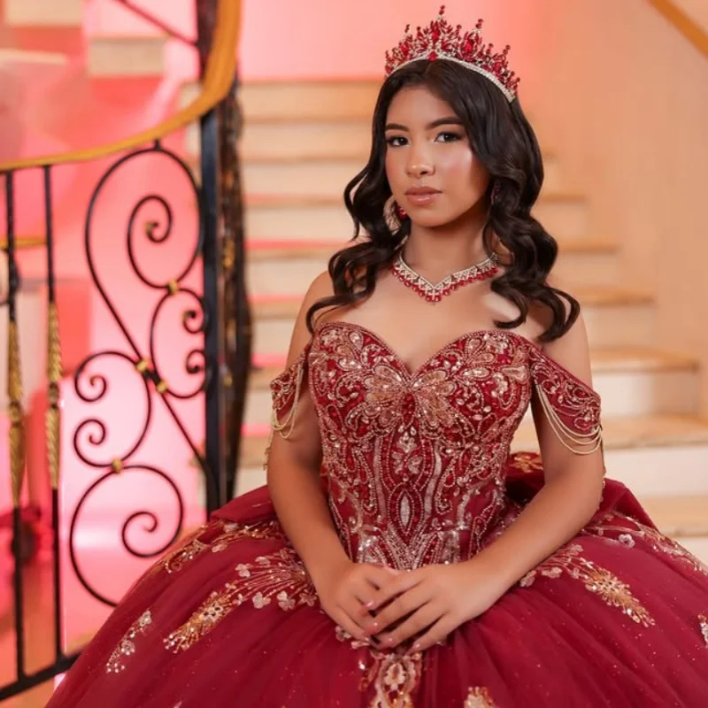 

Блестящие красные платья для квинсеаньеры с открытыми плечами, украшенные блестками, кристаллами и стразами, с длинным шлейфом и большим бантом, Vestido De 15 Quinceanera, на заказ