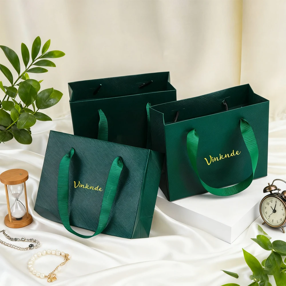 

Custom Green Red Cardboard Kraft Paper Ribbon Tote Bag Clothing Wedding Gift Wrapping Sack Cosmetic Jewelry Lipstick Perfume Bag