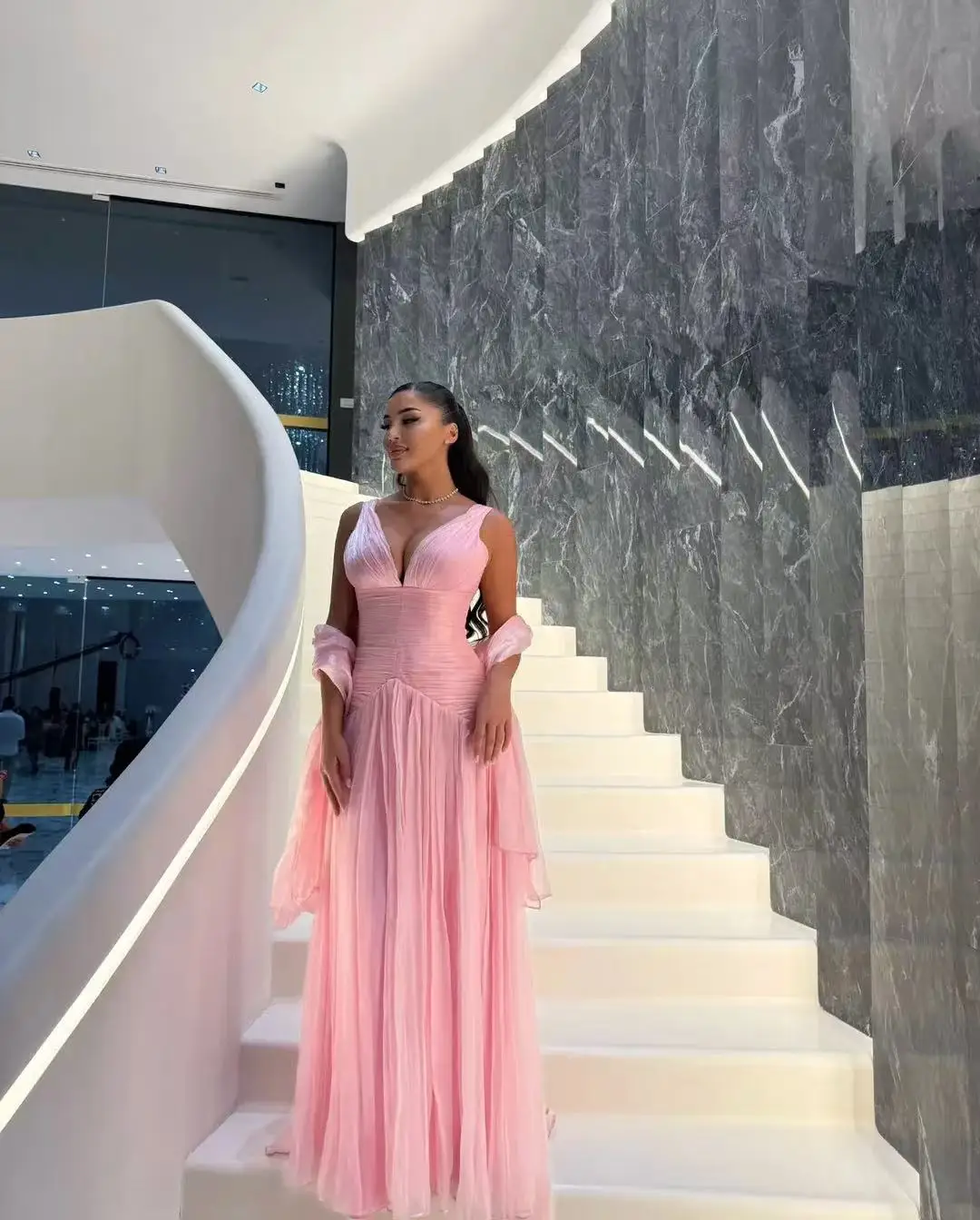 فستان سهرة Eightale 2025 وردي على شكل حرف A مثير بياقة على شكل V من الساتان والحرير مطوي فستان سهرة عربي سعودي للحفلات الراقصة دبي مخصص