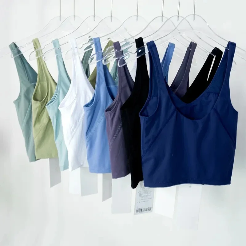 Colete de ioga feminino com alças em formato de U e almofadas de peito embutidas, oferecendo uma sensação de pele nua, adequado para fitness e exercícios.