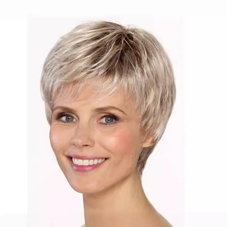 

Европейская красивая женщина постепенно меняет короткие прямые волосы, делая их пышными и модными, в цвете шампань.