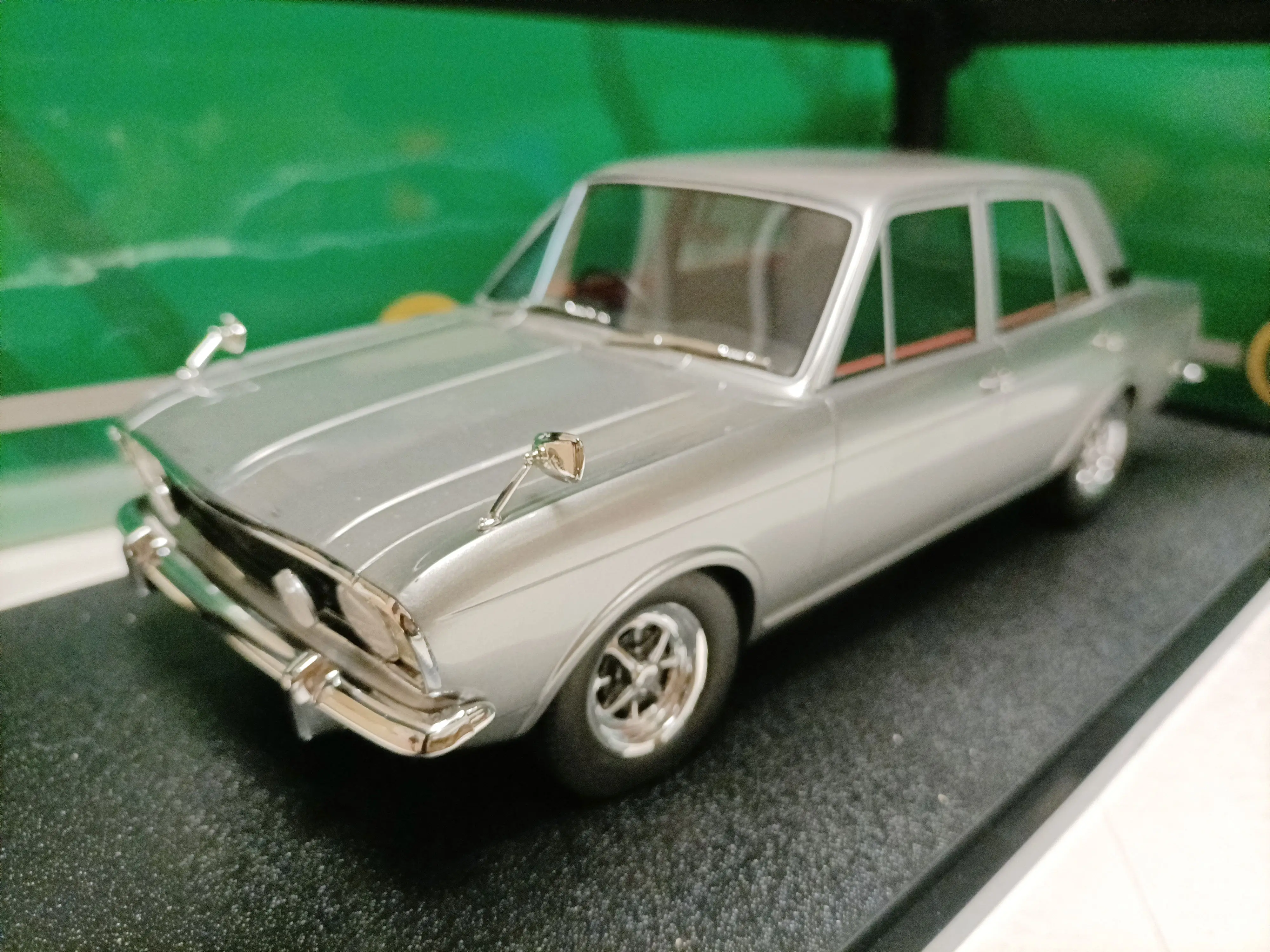 

Металлическая Игрушечная модель автомобиля из каучука Cortina 1600E 1970 ограниченного выпуска в масштабе 1:18