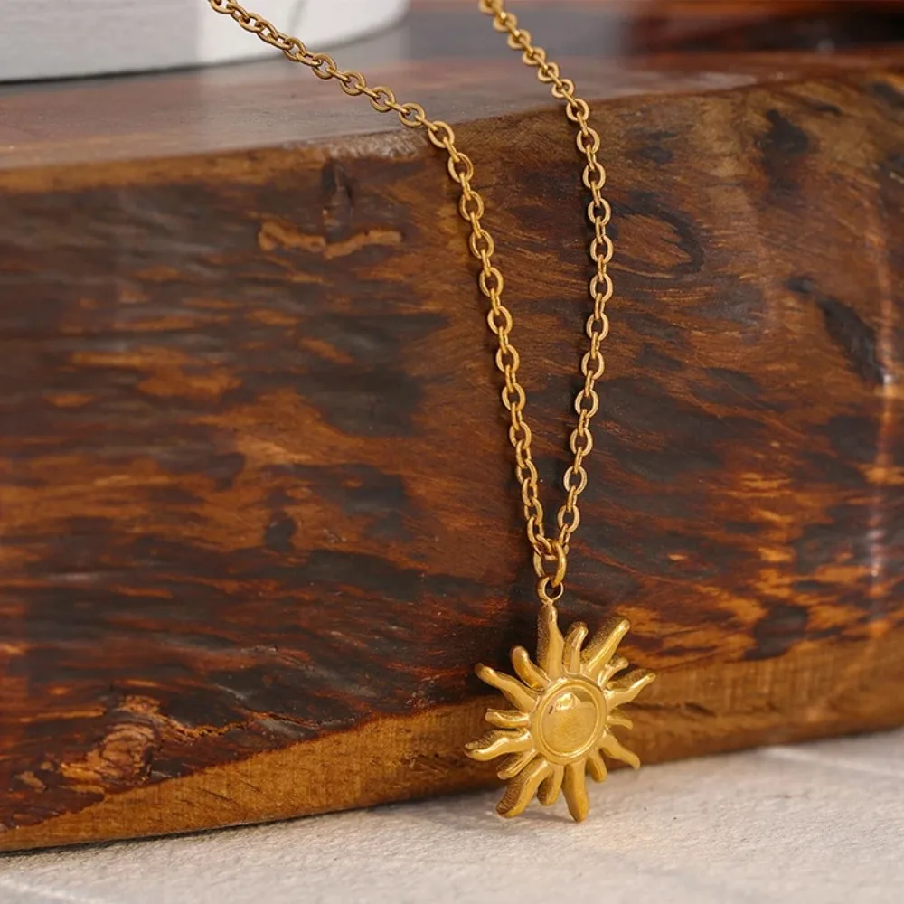 レトロ合金シンプルエレガントネックレス電気メッキ太陽ペンダントネックレストレンディジュエリー