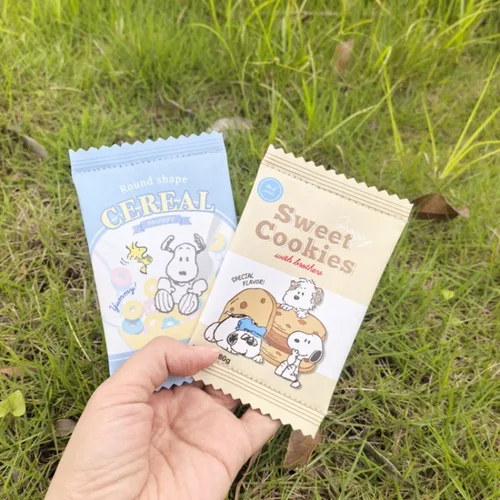 Imagen 2 del producto Monedero Snoopy, Mini billetera, bolso pequeño portátil para tarjetas, bolsa de almacenamiento de cuero PU Kawaii con llavero con gancho, colgante para mochila para mujer