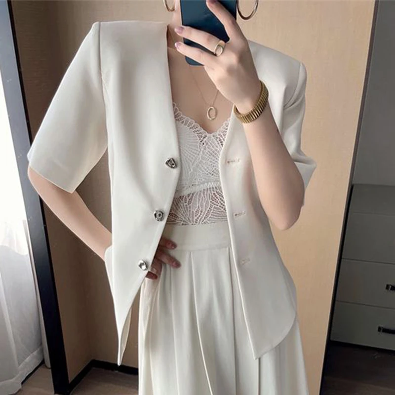 White short sleeved suit for women in summer 2024, with a sense of design and a trend of niche outerwear tops