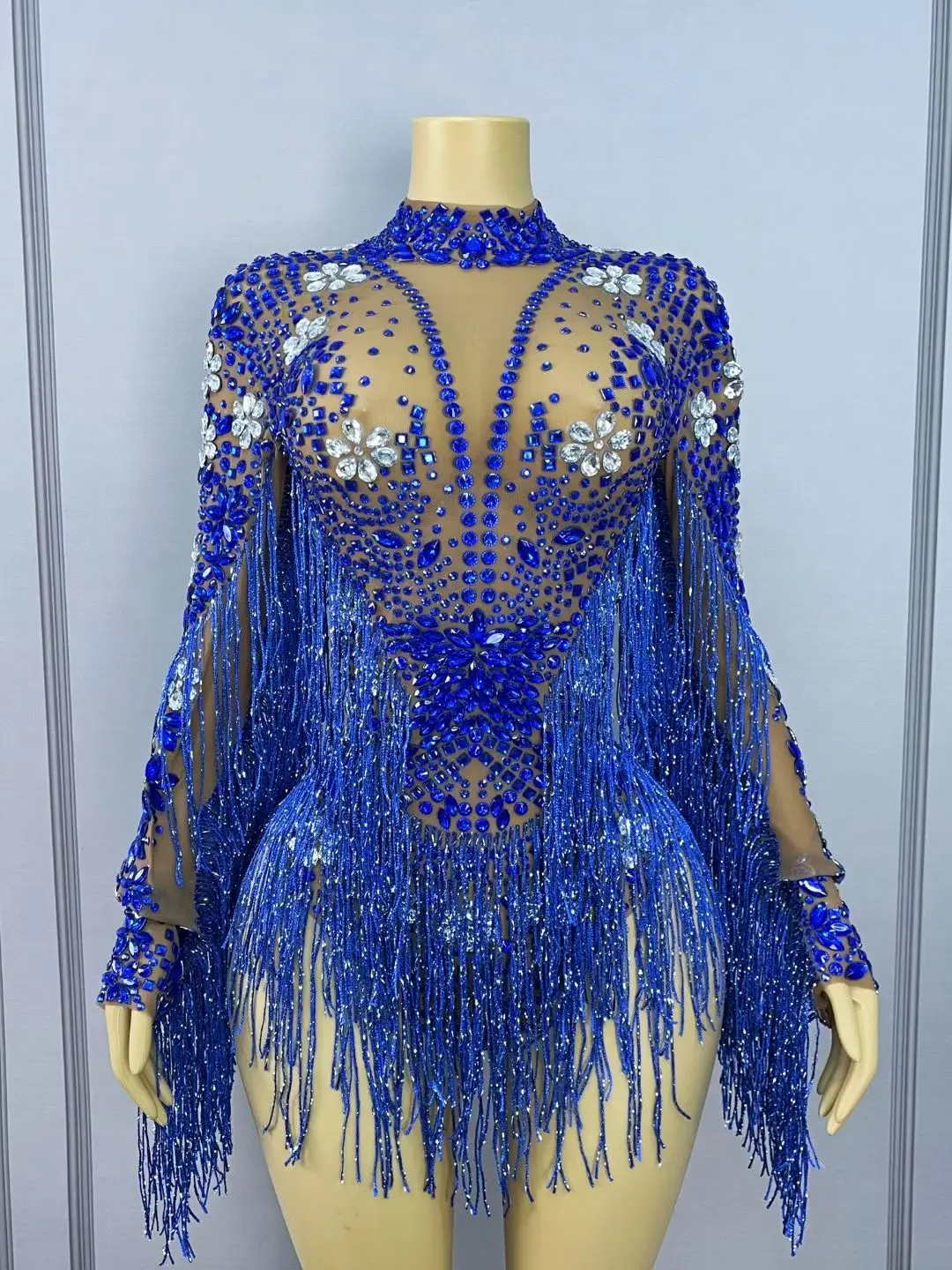 Lussuoso body con nappe e strass scintillanti dal design pesante da donna, cantante, ballerino, festa, sfilata di moda, performance sul palco