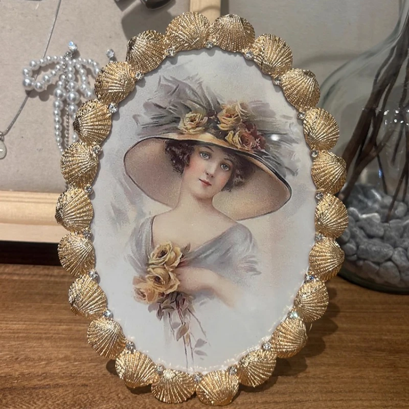 

Shell-Shaped Metal Photo Frame, Creative Home Decor Accent, Desktop Oval Photo Display, Stylish Picture Holder for Tabletop